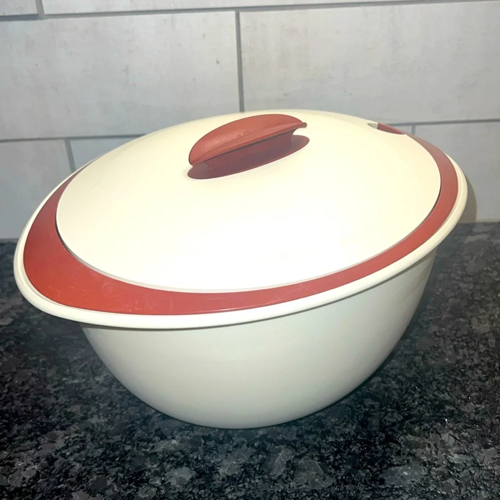 Heat Serve N Store insulated Tupperware Bowl. Vintage. Believed to be new